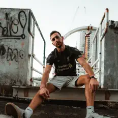 Escucha a Sheleg, mira videos musicales, lee su biografía, consulta las fechas de las gira y más.