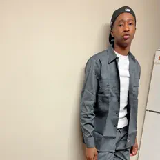 Poslechněte si interpreta Zeemo, sledujte hudební videa, přečtěte si životopis, podívejte se na data turné a další informace.