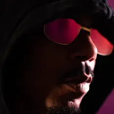 聆聽 Skarp、觀看音樂影片、閱讀小傳、查看巡演日期等！