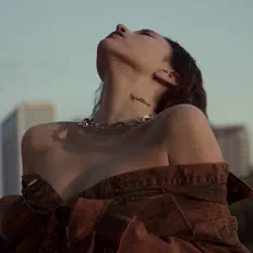 Ouve Caro Lyne, vê vídeos de música, lê a biografia, vê as datas da digressão e muito mais!