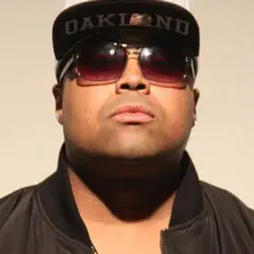 Vittorioso सुनें, म्यूज़िक वीडियो देखें, बायो पढ़ें, दौरे की तारीखें और बहुत कुछ देखें!