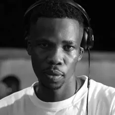 Moish सुनें, म्यूज़िक वीडियो देखें, बायो पढ़ें, दौरे की तारीखें और बहुत कुछ देखें!