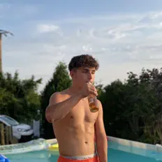 收听 Geminis、观看音乐视频、阅读小传、查看巡演日期等 ！