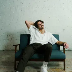 Escucha a YESHI, mira videos musicales, lee su biografía, consulta las fechas de las gira y más.