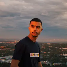 Dengarkan Kiano, tonton video musik, baca bio, lihat tanggal tur & lainnya!