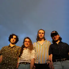 Poslechněte si interpreta Whitecaap, sledujte hudební videa, přečtěte si životopis, podívejte se na data turné a další informace.