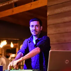 Escucha a DJ RAV, mira videos musicales, lee su biografía, consulta las fechas de las gira y más.