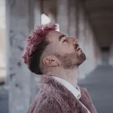 Hör dir JÓRMA an, schau dir Musikvideos an, lies die Biografie, finde Tourdaten und mehr!