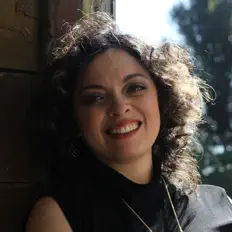 Keila Abeidを聴いたり、ミュージックビデオを鑑賞したり、経歴やツアー日程などを確認したりしましょう！