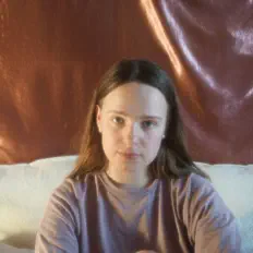 Ascolta Emma Luise, guarda video musicali, leggi la biografia, vedi le date del tour & altro!