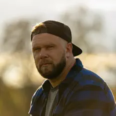 聆聽 JT Brennan、觀看音樂影片、閱讀小傳、查看巡演日期等！