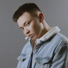 Poslechněte si interpreta ALLI, sledujte hudební videa, přečtěte si životopis, podívejte se na data turné a další informace.