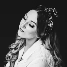 Sarah Bethを聴いたり、ミュージックビデオを鑑賞したり、経歴やツアー日程などを確認したりしましょう！