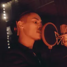 Hör dir Jinx an, schau dir Musikvideos an, lies die Biografie, finde Tourdaten und mehr!