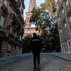 7am सुनें, म्यूज़िक वीडियो देखें, बायो पढ़ें, दौरे की तारीखें और बहुत कुछ देखें!