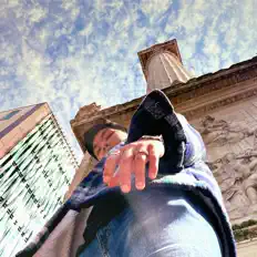 Evxnsを聴いたり、ミュージックビデオを鑑賞したり、経歴やツアー日程などを確認したりしましょう！