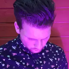 Cm88を聴いたり、ミュージックビデオを鑑賞したり、経歴やツアー日程などを確認したりしましょう！