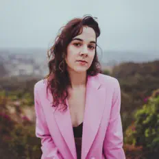 Izzy Outerspace: песни, клипы, биография, даты выступлений и многое другое.