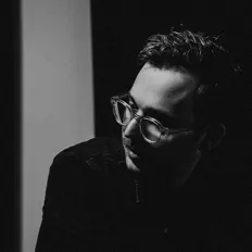 Caleb Dietz सुनें, म्यूज़िक वीडियो देखें, बायो पढ़ें, दौरे की तारीखें और बहुत कुछ देखें!