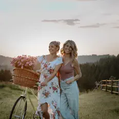 Enderlin Chicksを聴いたり、ミュージックビデオを鑑賞したり、経歴やツアー日程などを確認したりしましょう！