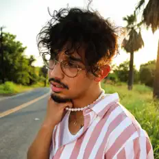 Poslechněte si interpreta Adam René, sledujte hudební videa, přečtěte si životopis, podívejte se na data turné a další informace.