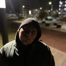 聆聽 CHIZH、觀看音樂影片、閱讀小傳、查看巡演日期等！