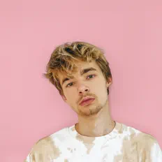 Bluir सुनें, म्यूज़िक वीडियो देखें, बायो पढ़ें, दौरे की तारीखें और बहुत कुछ देखें!