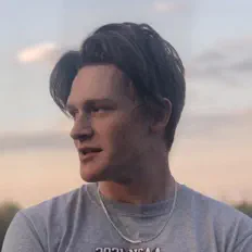 Dyreを聴いたり、ミュージックビデオを鑑賞したり、経歴やツアー日程などを確認したりしましょう！