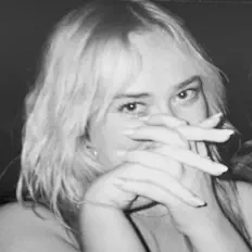 聆聽 Anna Foye、觀看音樂影片、閱讀小傳、查看巡演日期等！