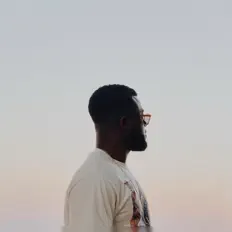 聆聽 LCR、觀看音樂影片、閱讀小傳、查看巡演日期等！