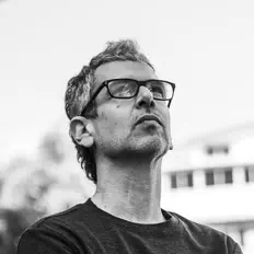 Moti Bikovskyを聴いたり、ミュージックビデオを鑑賞したり、経歴やツアー日程などを確認したりしましょう！