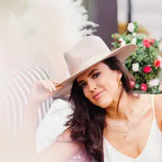 收听 Abby Lindsey、观看音乐视频、阅读小传、查看巡演日期等 ！