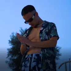 Hör dir SoyDaniel an, schau dir Musikvideos an, lies die Biografie, finde Tourdaten und mehr!