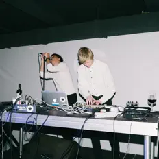 Poslechněte si interpreta Caerulea, sledujte hudební videa, přečtěte si životopis, podívejte se na data turné a další informace.