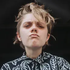 Isabelle Hyde सुनें, म्यूज़िक वीडियो देखें, बायो पढ़ें, दौरे की तारीखें और बहुत कुछ देखें!