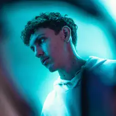 J1W सुनें, म्यूज़िक वीडियो देखें, बायो पढ़ें, दौरे की तारीखें और बहुत कुछ देखें!