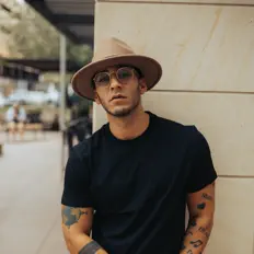 收听 Nazzy Nasir、观看音乐视频、阅读小传、查看巡演日期等 ！