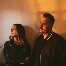 收听 Chris & Bethany Solyntjes、观看音乐视频、阅读小传、查看巡演日期等 ！