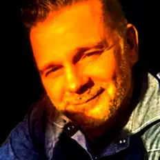 Jösse.jを聴いたり、ミュージックビデオを鑑賞したり、経歴やツアー日程などを確認したりしましょう！