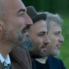 Carneigraを聴いたり、ミュージックビデオを鑑賞したり、経歴やツアー日程などを確認したりしましょう！