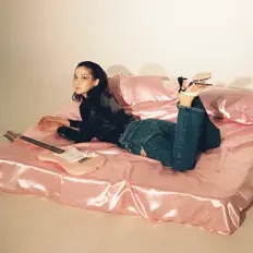 聆聽 Asiya、觀看音樂影片、閱讀小傳、查看巡演日期等！