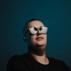 Poslechněte si interpreta Leonov, sledujte hudební videa, přečtěte si životopis, podívejte se na data turné a další informace.