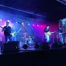 收听 The Super Moons、观看音乐视频、阅读小传、查看巡演日期等 ！