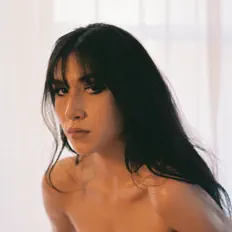 聆聽 Indigo Hills、觀看音樂影片、閱讀小傳、查看巡演日期等！