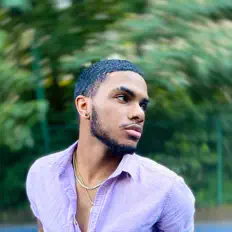 Ouve Sean Amir, vê vídeos de música, lê a biografia, vê as datas da digressão e muito mais!