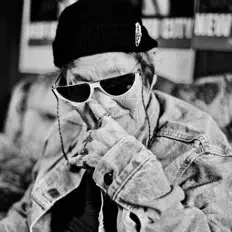 NEW KOFU CITY BOYSを聴いたり、ミュージックビデオを鑑賞したり、経歴やツアー日程などを確認したりしましょう！