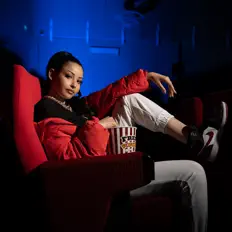 聆聽 Sheyraz、觀看音樂影片、閱讀小傳、查看巡演日期等！