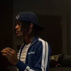 Lil Loeを聴いたり、ミュージックビデオを鑑賞したり、経歴やツアー日程などを確認したりしましょう！