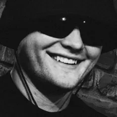 Poslechněte si interpreta Tracemc, sledujte hudební videa, přečtěte si životopis, podívejte se na data turné a další informace.