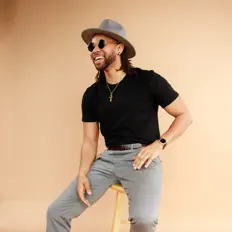 收听 Aaron James、观看音乐视频、阅读小传、查看巡演日期等 ！